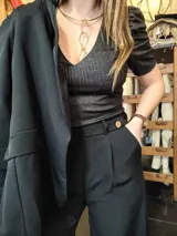 Blusa negra con lurex plateado, escote en V y mangas cortas abullonadas.