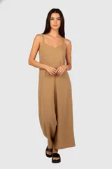 Mono largo color marrón claro de algodón, con breteles finos y corte ancho.