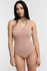 Body color piel, de breteles finos, sin aro ni copa, con cierre inferior de botones a presión.