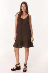 Vestido corto celeste con breteles finos y volados en el ruedo.
