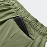 Shorts de running para mujer, color verde claro, con forro interior y cordón ajustable. Presenta detalles reflectantes y bolsillos con cierre.