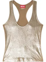 Musculosa plateada con espalda deportiva, cuello redondo y corte ajustado.