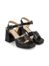 Sandalias de cuero color canela con plataforma y tacón ancho. Tiras cruzadas en el empeine y pulsera ajustable con hebilla en el tobillo.