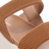 Sandalias Lady Confort Vitre con tiras elásticas cruzadas en empeine y tobillo, base blanca y plantilla marrón.