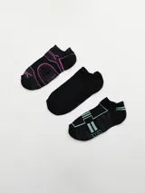 Pack de tres pares de soquetes negros con diseños geométricos en colores contrastantes.
