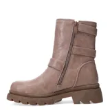 Botas de caña media color beige con hebillas decorativas y suela track.