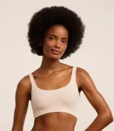 Soutien top color piel, confeccionado en poliamida con acabado seamless, escote en U y breteles anchos fijos.