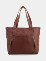 Bolso tipo tote bag de cuero color tabaco, con textura granulada. Presenta dos asas de hombro y un bolsillo exterior con cierre vertical a cada lado.