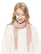 Pañuelo o chal de poliéster plisado, color rosado pálido con un patrón de rayas finas en color crema.