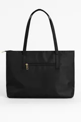 Bolso tipo tote bag negro con cierre superior y bolsillo externo con cierre dorado.