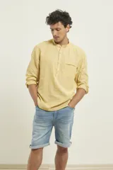Camisa amarilla de lino con cuello mao y manga larga.