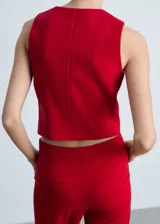 Chaleco rojo con cuello en V, sin mangas y cierre frontal con botones.