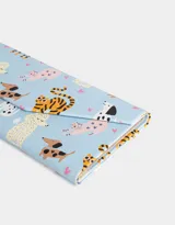 Estuche triangular plegable para anteojos, con cierre imantado y estampado de perros y gatos sobre fondo celeste.