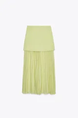 Falda midi color crudo, de tiro alto con cintura elástica y detalle de tejido combinado plisado y semitransparente. Cierre lateral con cremallera oculta en costura.