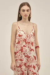 Mono largo de viscosa con estampado floral en tonos terracota y blanco. Presenta tirantes finos, escote en V y bolsillos laterales.