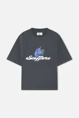 Remera gris de algodón con cuello redondo y mangas cortas. Estampado frontal con un racimo de uvas y el logo de la marca.