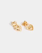 Aros colgantes cortos dorados con dos dijes en forma de corazón.
