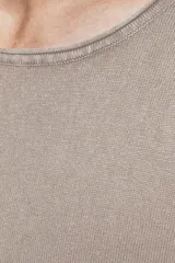 Sweater de punto ligero color beige, con cuello redondo y manga larga, confeccionado en algodón.