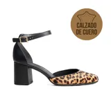 Zapato de vestir Usaflex Gala, con taco alto y grueso de color negro, capellada con estampado animal print de leopardo y puntera cuadrada. Cuenta con tira de tobillo negra con hebilla dorada.
