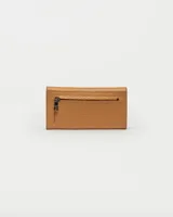 Billetera de cuero graneado color tostado con cierre clásico y diseño compacto.