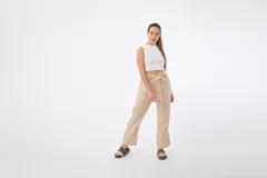 Pantalón de tiro alto en color beige, con cordón ajustable en la cintura y corte recto.