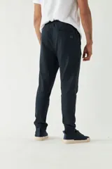 Pantalón de jogging color arena, con puños ajustados y cordón en la cintura.