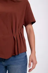 Remera marrón de corte recto y mangas cortas, con detalle de frunce lateral.