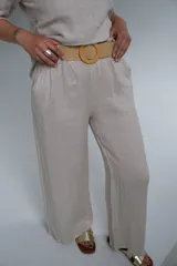 Pantalón de lino color crudo, de corte recto y tiro medio, con cinturón beige de soga incluido.