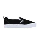 Zapatillas Vans Slip On Skate negras con suela blanca.