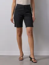 Bermuda de jean elastizada negra, marca One Five One. Pretina con pasadores, botón y cierre. Delantera con bolsillos. Trasera con bolsillos simulados.