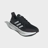 Championes de running Adidas Ultraboost 5, color negro con tres franjas laterales blancas. Cuentan con mediasuela blanca con tecnología Light BOOST V2 y refuerzo de talón externo moldeado.