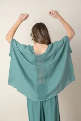 Blusa italiana color verde militar, de lino y algodón, con calado en los costados y espalda, calce holgado y dos bolsillos delanteros.