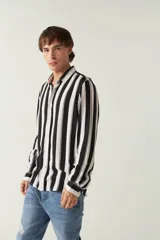 Camisa de mangas largas con estampado a rayas verticales en tonos verde oliva, blanco y azul. Corte regular y logo bordado en el pecho. Confeccionada en viscosa.
