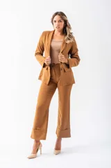 Pantalón de vestir color camel, de corte recto, con bolsillos laterales y traseros.