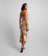 Vestido midi de fiesta con breteles finos, escote cuadrado, lentejuelas metalizadas con efecto degradé y abertura en la parte trasera.