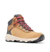Botas de trekking Columbia Newton Wander color beige con cordones rosas, confeccionadas en ante impermeable con herrajes metálicos. Cuentan con tecnología Omni-Tech™ impermeable y transpirable, mediasuela Techlite™ y suela de caucho Omni-Grip™ de alta tracción.