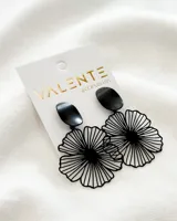 Par de aros colgantes negros con forma de flor calada y base geométrica.