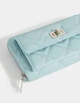 Billetera negra de cuerina con diseño acolchado, formato fichero, bolsillo frontal con broche y botón, cierre superior circundante y monedero interno con cierre.