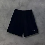 Bermuda negra de algodón y elastano, con cintura elástica ajustable con cordón interno, bolsillos laterales y logo bordado en la pierna.