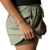 Minifalda deportiva color verde oliva con calza interna, cintura elástica ajustable con cordón y múltiples bolsillos tipo cargo.