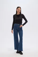 Pantalón de jean negro, de corte ancho y tiro alto.