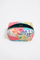 Neceser mediano Bimba y Lola con estampado animal print de leopardo en tonos beige y negro. Tiene estructura blanda, cierre con cremallera, logo metálico y bolsillo interior.