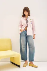 Camisa rosa claro de algodón con cuello mao, bordado a mano con detalle en el cuello, cierre frontal con botones de nácar y mangas largas.