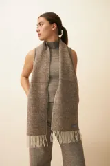 Bufanda unisex con flecos, confeccionada en lana fina sin teñir, con diseño pata de gallo en tonos beige y marrón.