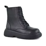 Bota de cuero sintético color negro, de caña media con cordones y plataforma con suela track.