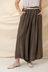 Pantalón palazzo blanco de viscosa, con cintura elastizada, cinto trenzado y bolsillos laterales.