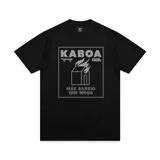 Remera negra de corte regular con estampa frontal de la marca KBA Industries con un diseño de una casa en llamas.