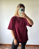 Remerón oversize de algodón color bordó, con cuello redondo y mangas cortas amplias.