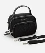Bandolera negra de formato rectangular con textura capitoneada, correa ajustable, bolsillo externo y cierre de cremallera.