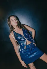 Top de cuero azul con diseño de estrellas y la letra S en dorado. Se ajusta en hombros, busto y espalda.